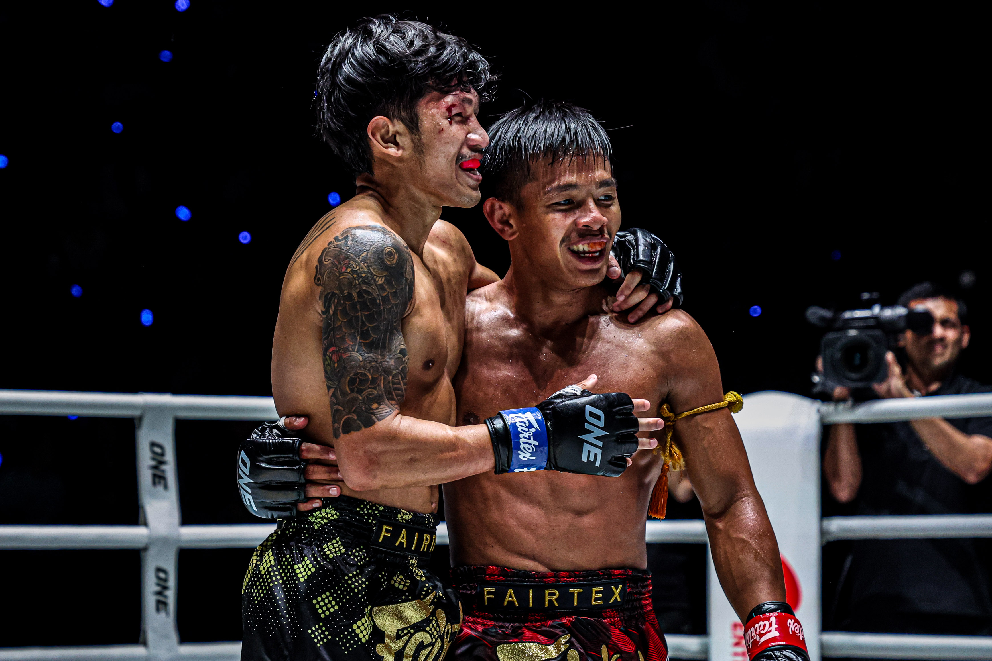 Songchainoi Kiatsongrit Teeiai Vankhongohm MBK ONE Friday Fights 100 38.jpg