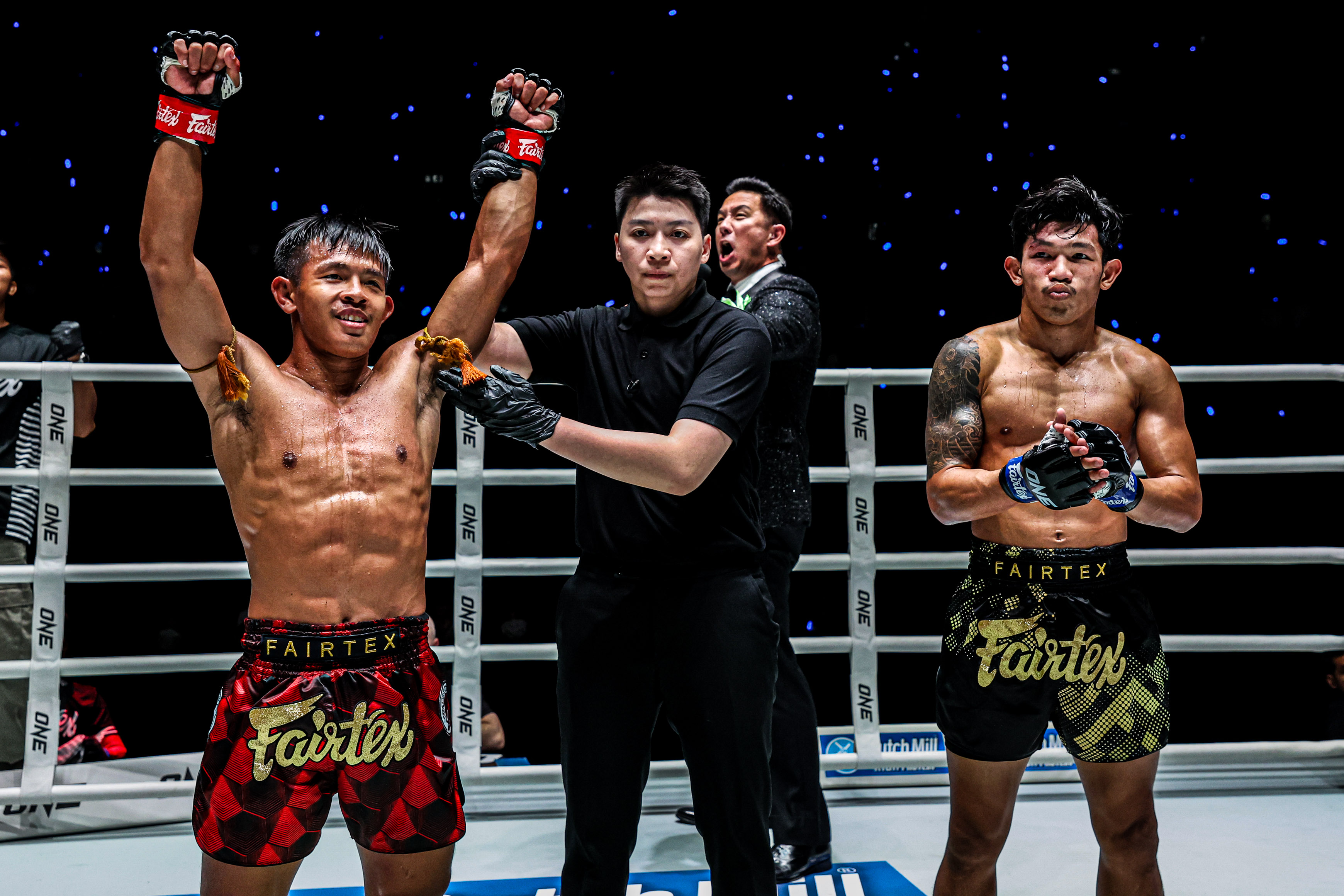 Songchainoi Kiatsongrit Teeiai Vankhongohm MBK ONE Friday Fights 100 40.jpg