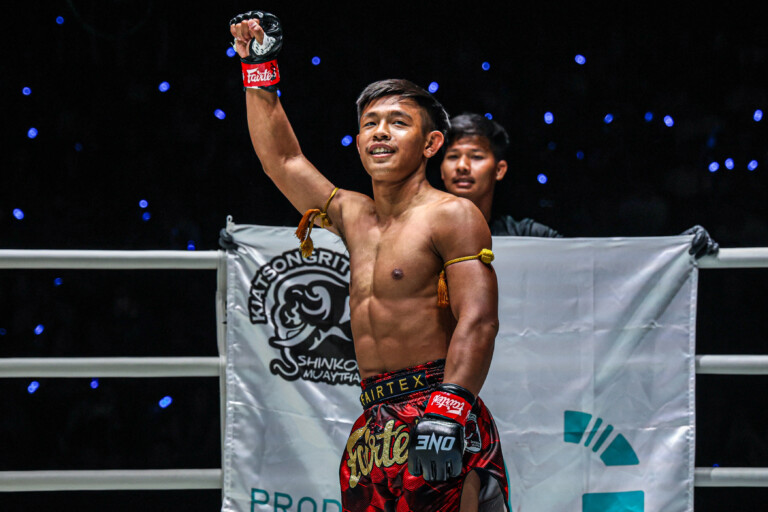 Songchainoi Kiatsongrit Teeyai Wankhongohm MBK ONE Friday Fights 100 8
