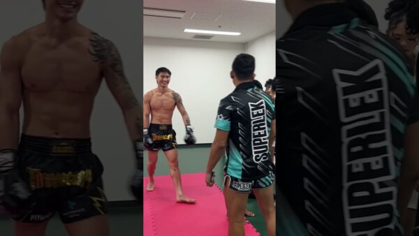 Keeping it real ✨ Superlek gets support from his fellow fighters
