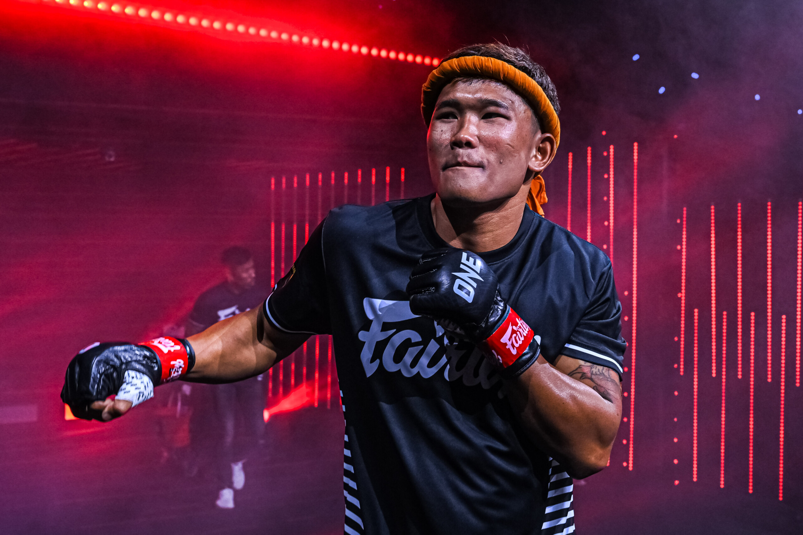 Kulabdam Sor Jor Piek Uthai dances on his way to the ring