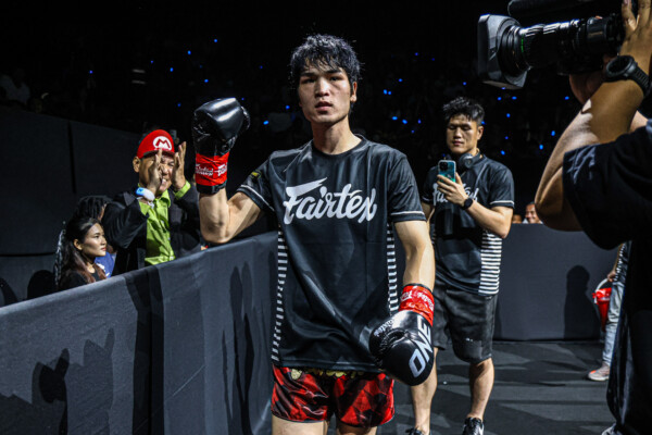 Chinese kickboxing Liu Mengyang walks to the ring
