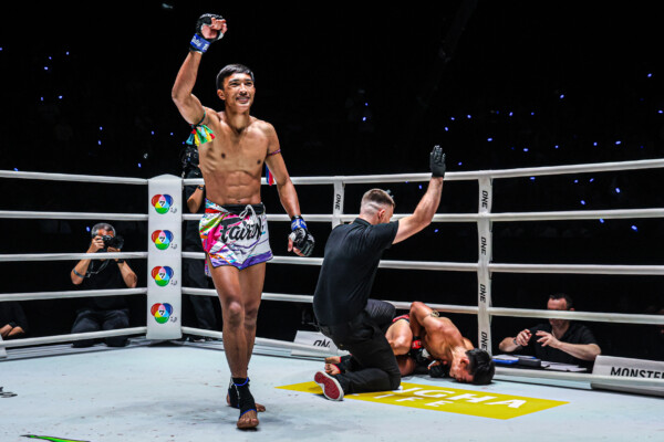 Jaradchai Maxjandee knocks out Petwanghin Lookpayakraipakdee at ONE Friday Fights 105
