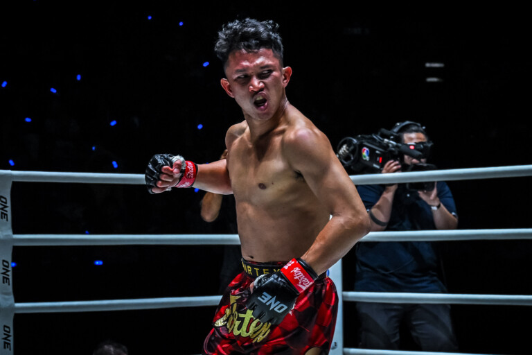 Watcharaphon Laochokcharoen during his fight against Mungkorn Boomdeksean at ONE Friday Fights 103.