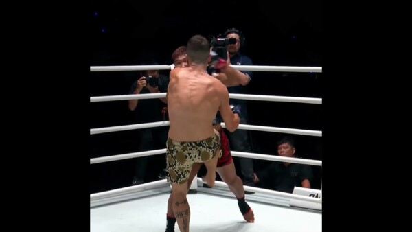 Meteor STRIKE ☄️ Kulabdam lands his signature "Left Meteorite" for a shocking first round KO!
