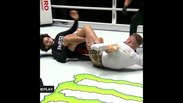 SLICK submission  Denny Sisti kicks off ONE Friday Fights 105 with a beautiful kneebar!