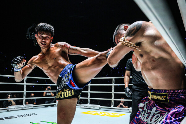 Kongchai Chanaidonmueang kicks his opponent in the head at ONE Friday Fights