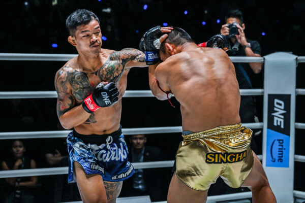 Kongthoranee Sor Sommai punches Nong-O Hama