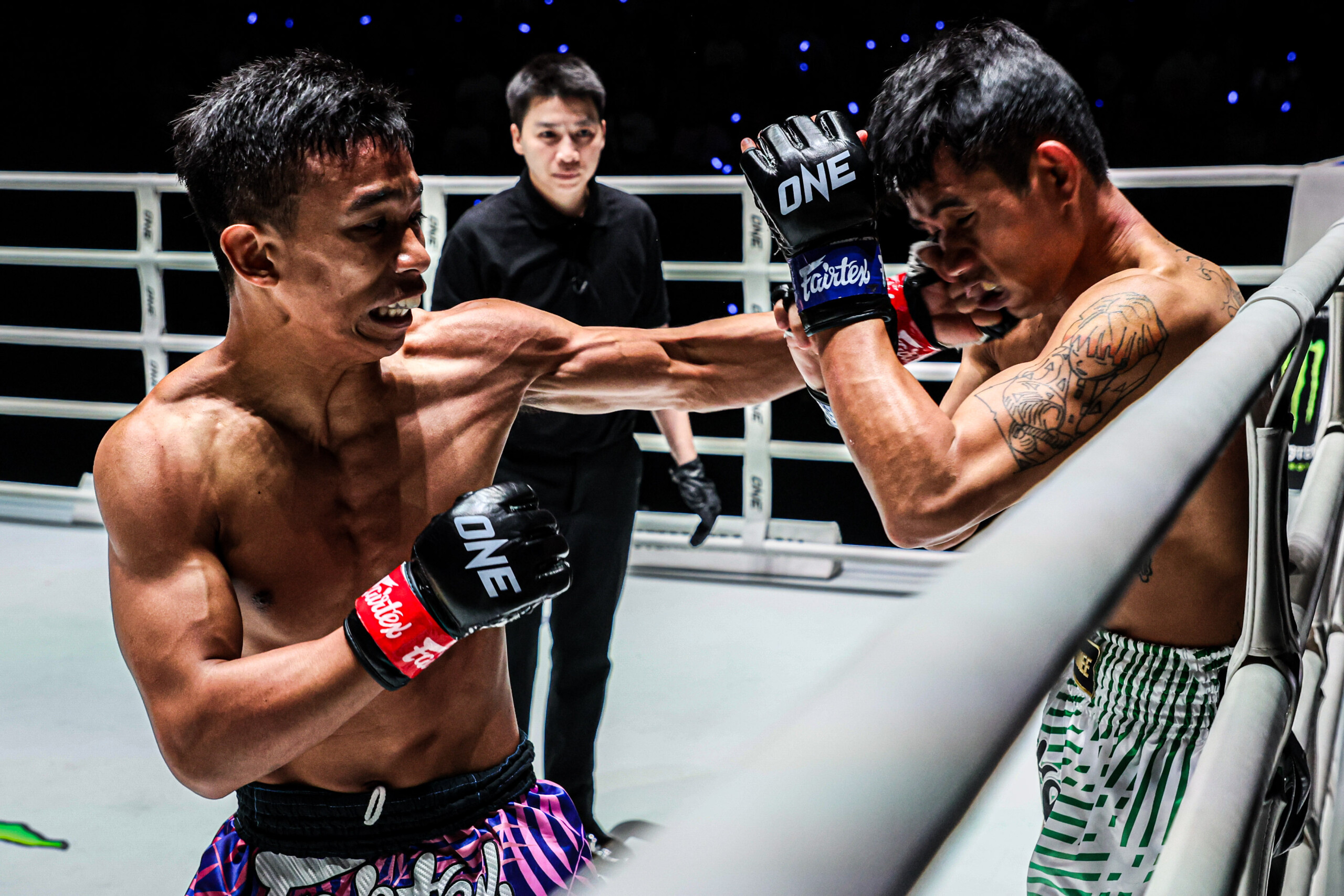 Thai stars Pet Suanluangrodyok punches Petnaruang Sor Rungsak