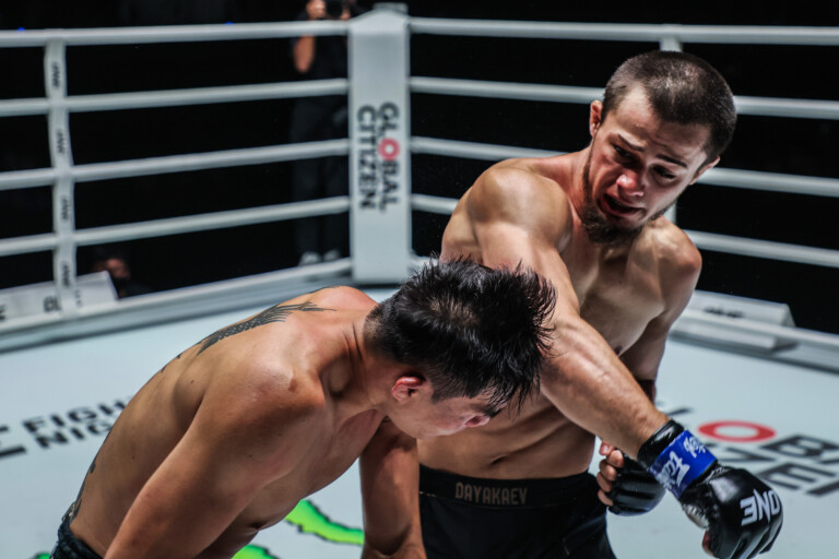 Abdulla Dayakaev clips Saemapetch Fairtex with a righ hand at ONE Fight Night 31.