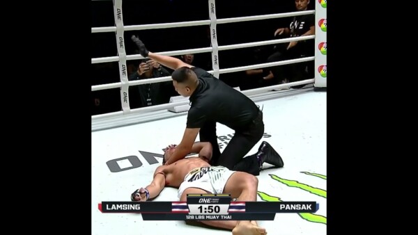 FLATTENED  Lamsing knocks out Pansak in Round 3!