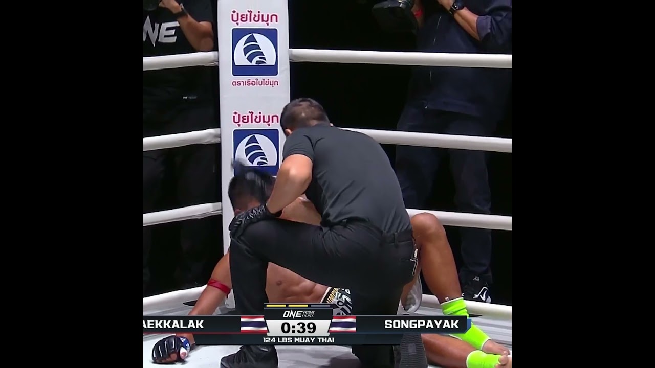 Had him LEANING  Aekkalak STARCHES Songpayak with a powerful left hand for the second round finish!