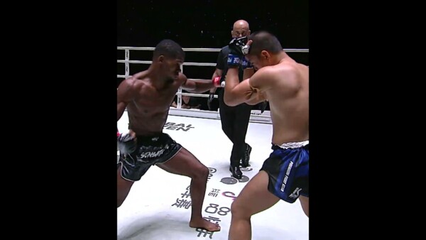 Watch out for all the hard hitting strikes from the Muay Thai brawl between Pongsiri and Fabio Reis!