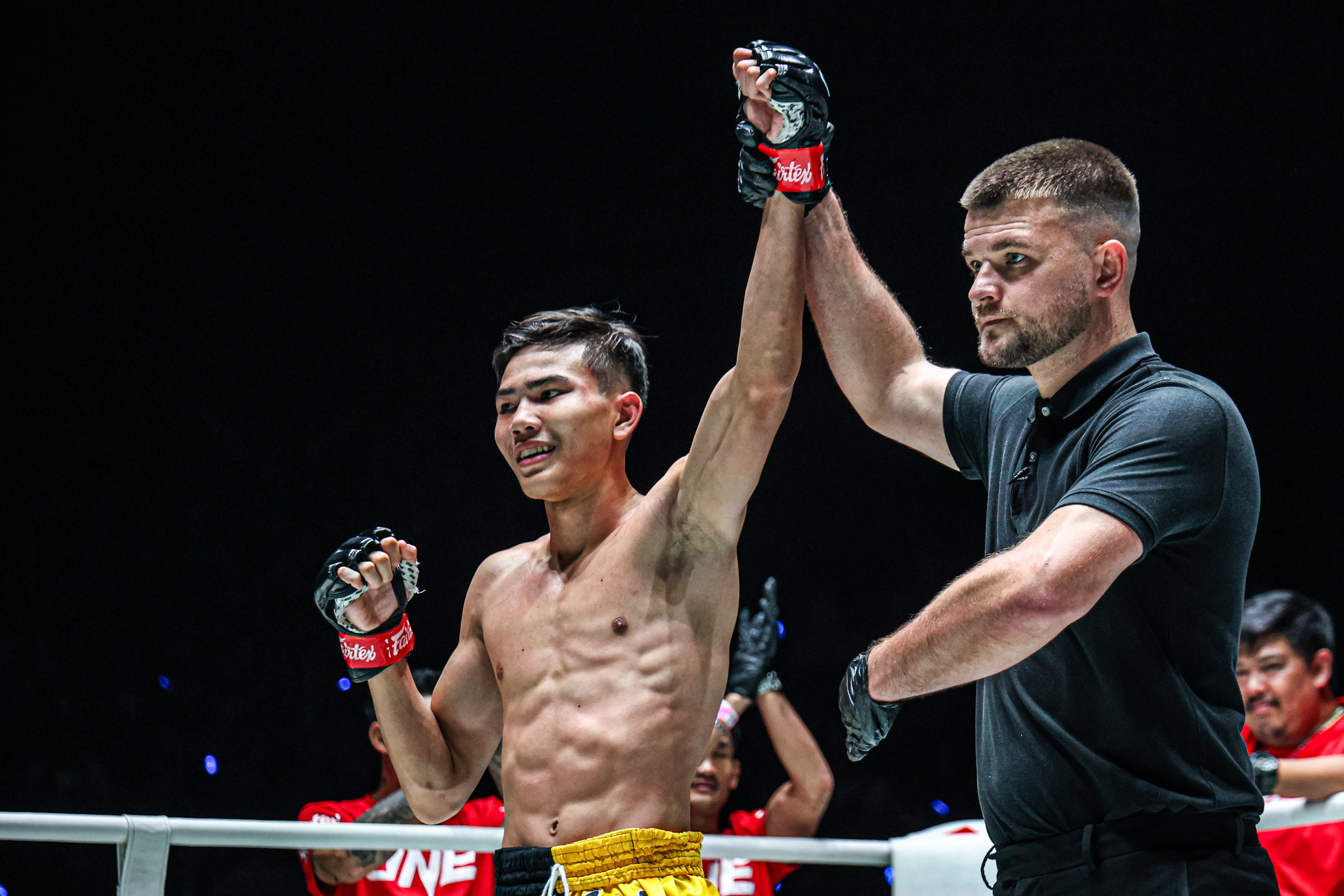 Khunpon Aekmuangnon celebrates his win over Tang Qiqin at ONE Friday Fights 112