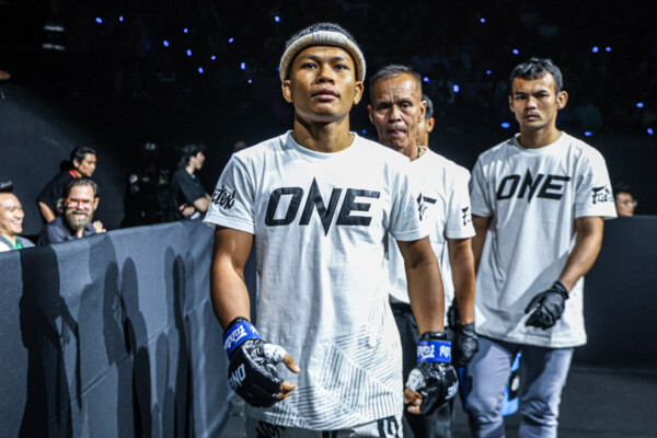 Numsurin Chor Ketwina walks into the ring