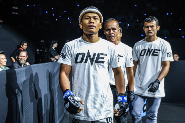 Numsurin Chor Ketwina walks into the ring