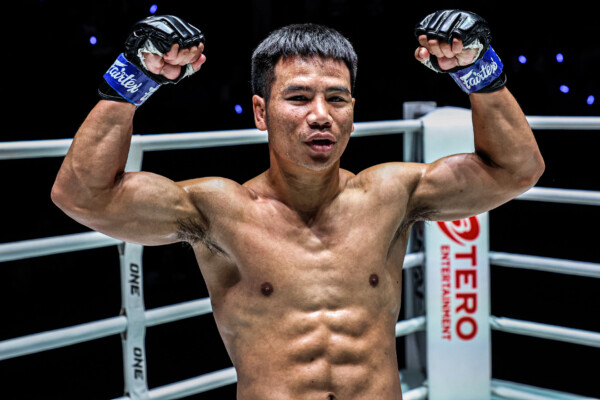 Yodlekpet flexes before his match with Donking