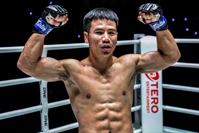 Yodlekpet flexes before his match with Donking