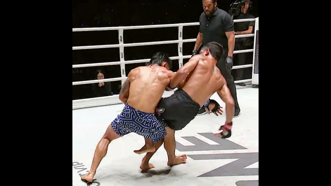 Defensive masterclass ️ Lito Adiwang timed the takedown counter to perfection!