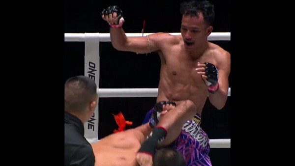 HEAD KICK KO  Samanchai faceplants Arsoonnoi for a highlight reel finish!