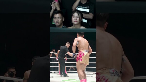 Left her STUNNED  Stamp reacts ringside to Jaosuayai's shocking KO of Fairtex teammate Nakrob!