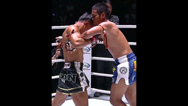 Muangthai lived up to his nickname "Elbow Zombie" with this sensational KO of Kulabdam