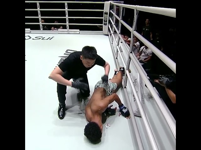 NASTY knee  Japanese rising star Jurai Ishii shuts down Youness Mounine with a wicked body shot!