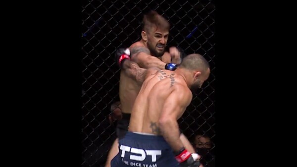 The sound of these punches  Watch John Lineker throw HEAVY shots against Troy Worthen in 2021! ‍