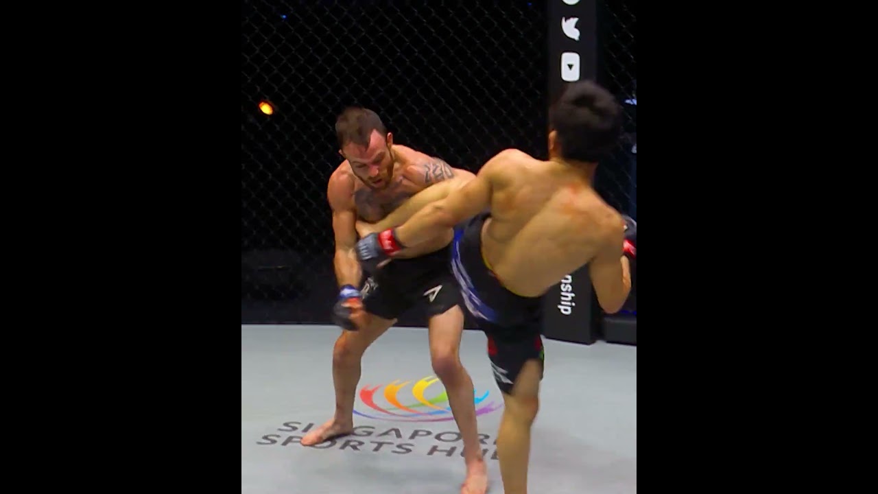 Things got INTENSE between Jarred Brooks and Hiroba Minowa in their strawweight MMA battle! ⚔️
