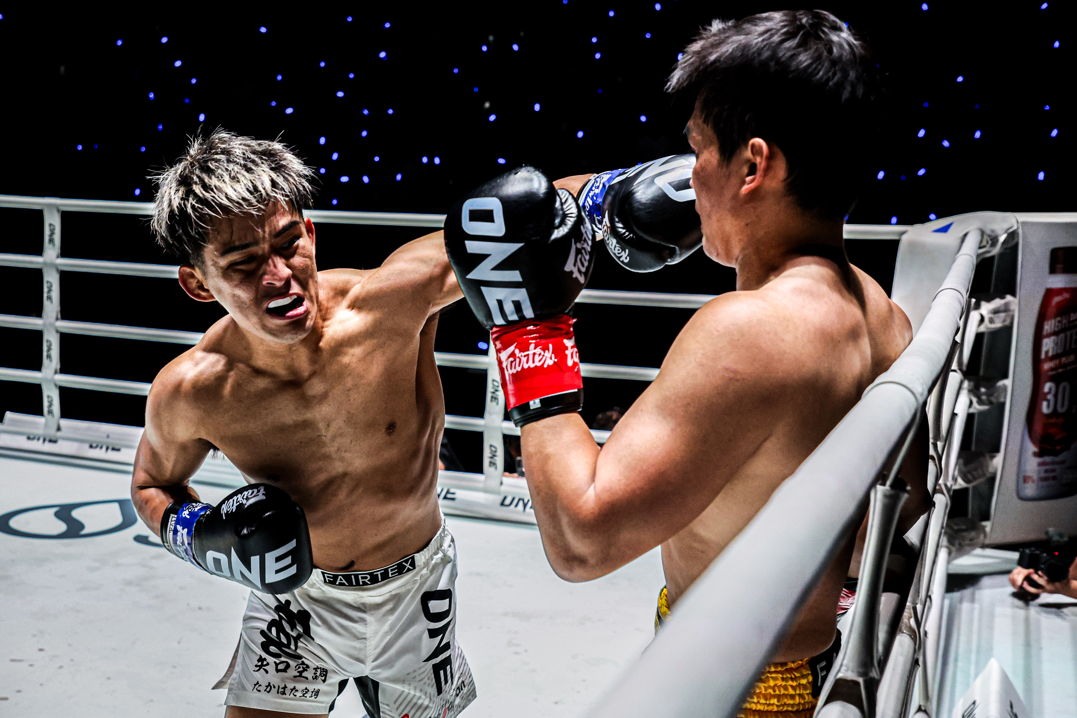 Yuki Yoza lands a punch on Petchtanong Petchfergus at ONE Friday Fights 116.