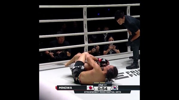 BEAUTIFUL grappling  Hiroba Minowa nearly cinches the rear naked choke against Lee Seung Chul!