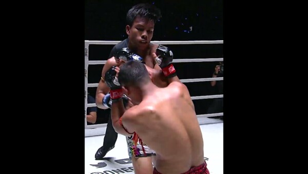 INSANE knockdowns  Singdomthong and Rambong threw down in an epic Muay Thai firefight!