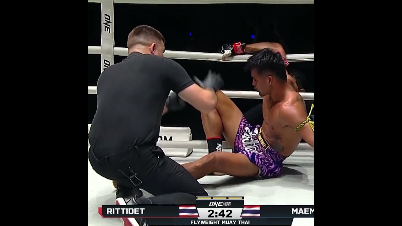 LIGHTS OUT  Maemmot flattens Rittidet with a wicked left hook in Round 3!