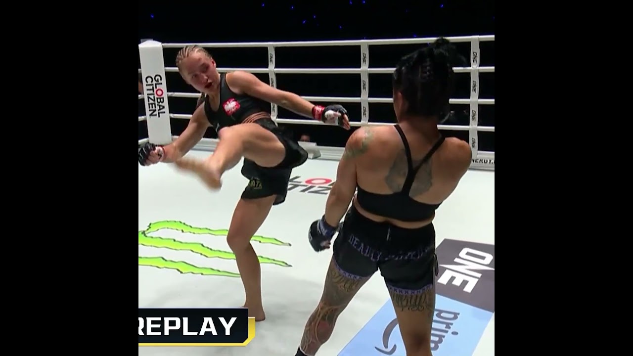 Martyna Kierczynska hits a sneaky SPINNING back kick ️