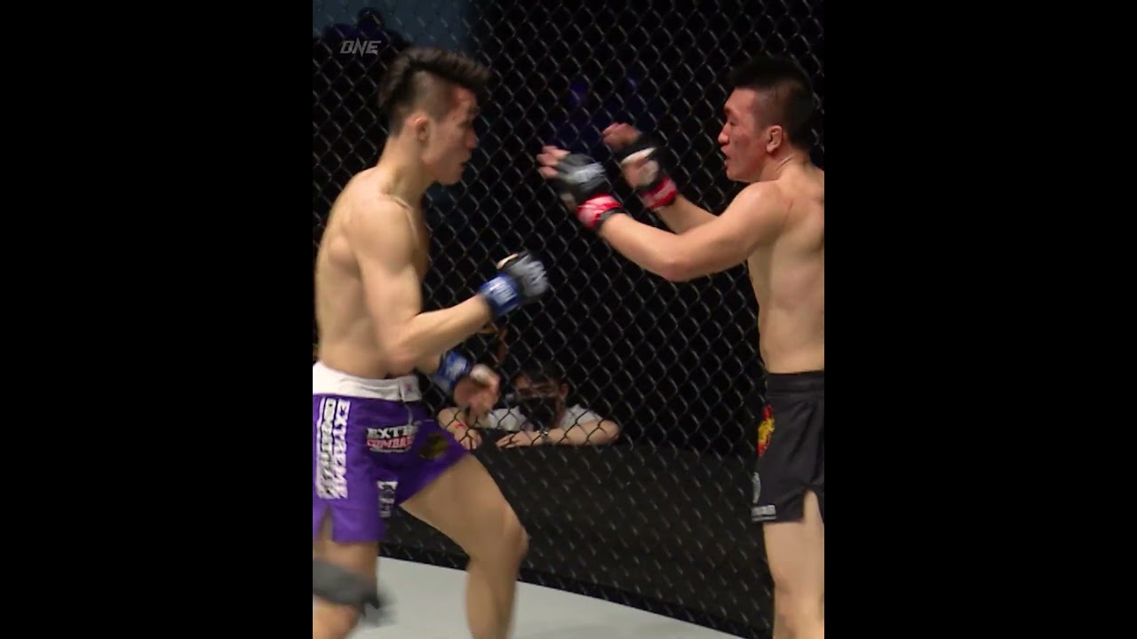 RAINING BLOWS  Kwon Won Il unleashed a striking barrage on Chen Rui!