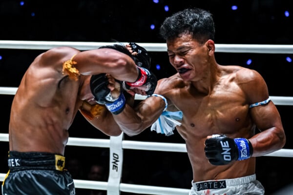 Numsurin Chor Ketwina uppercuts Songchainoi Kiatsongrit at ONE Friday Fights 122.