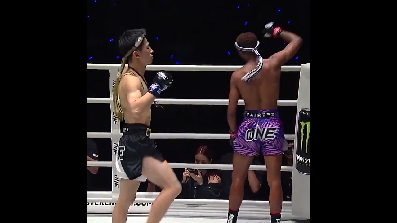 Nadaka performs his wai kru before doing battle with Hamada Azmani