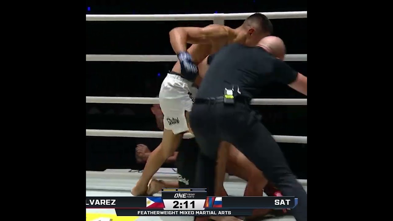 SHUT DOWN ‍ Nachyn Sat stops Carlos Alvarez with a vicious knee to the body!