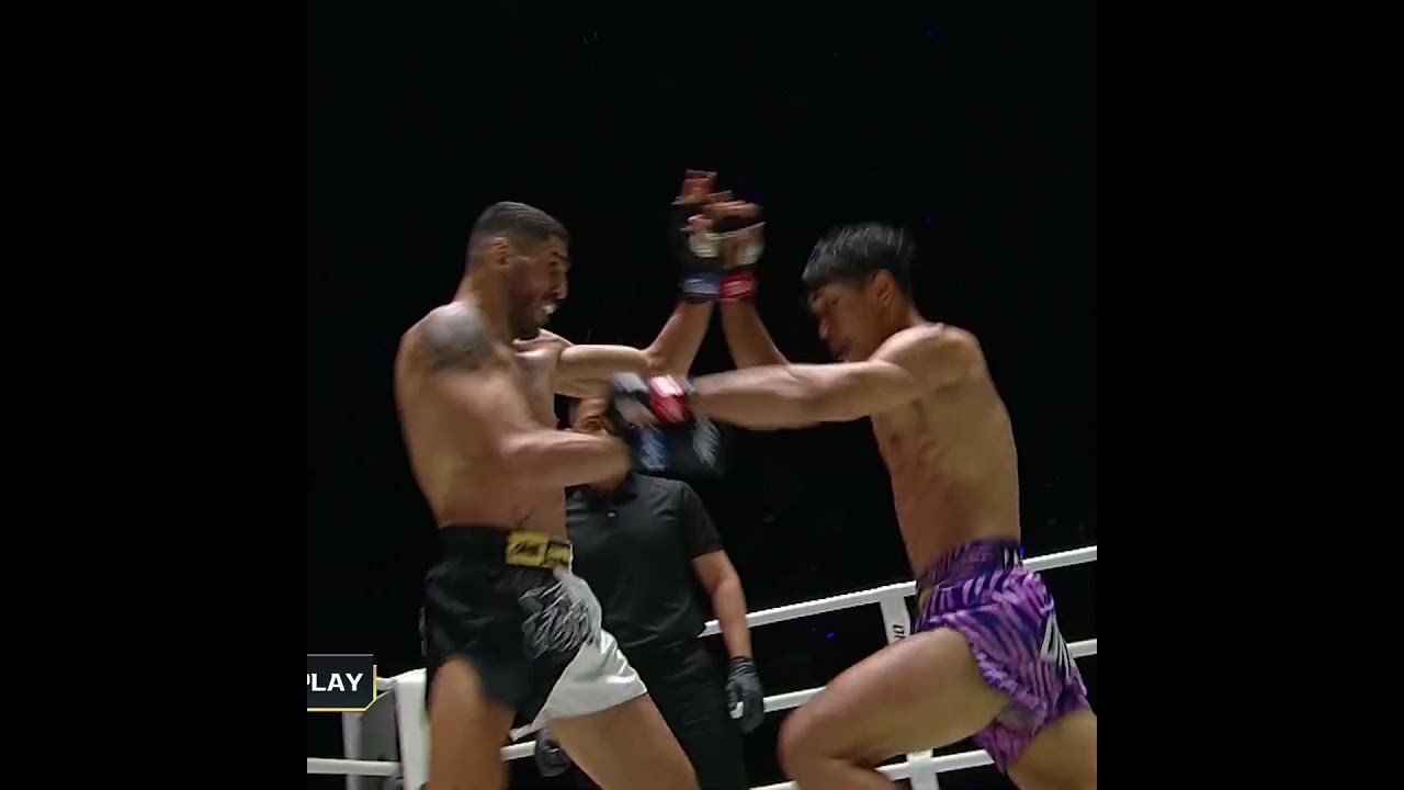 SLICK elbow from Khunsuek scores the knockdown