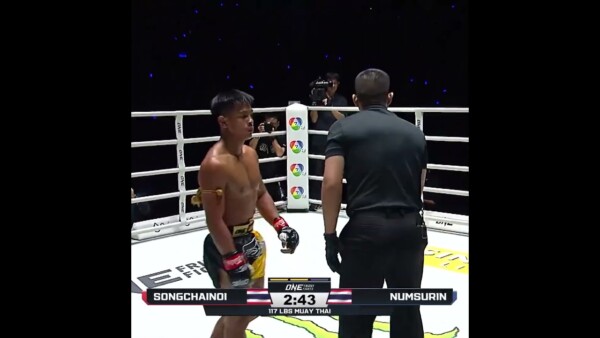 What a SHOCK ⚡ Numsurin knocks down Songchainoi in the opening seconds of Round 2!