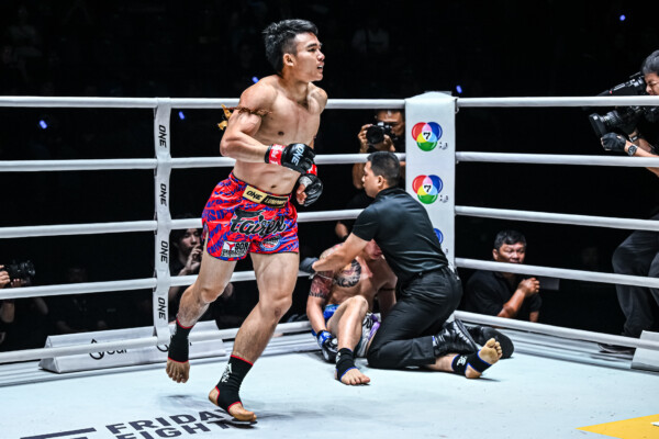 Muay Thai star Worapon Lukjaoporongtom knocks down Kongkula Jitmuangnon