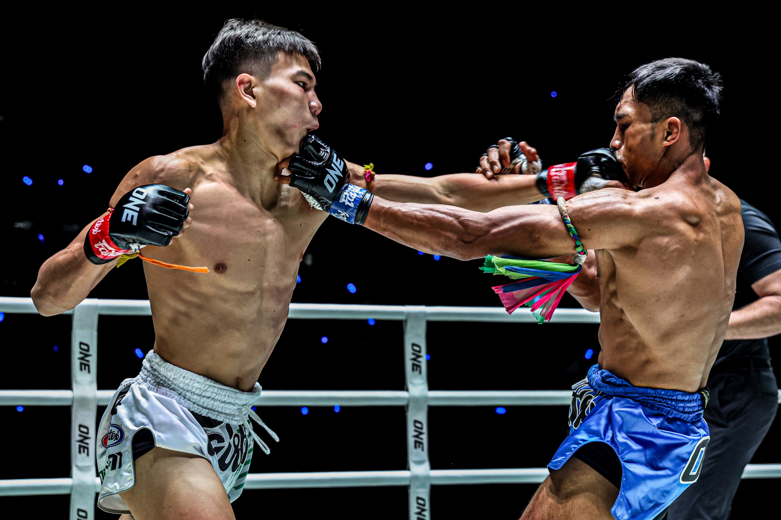 Khunpon Aekmuangnon punches Petnakian Sor Nakian at ONE Friday Fights 132