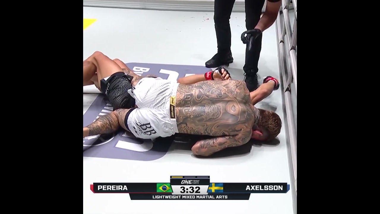 CHOKED OUT  Oliver Axelsson stays unbeaten with a quick submission of Jean Carlos Pereira!