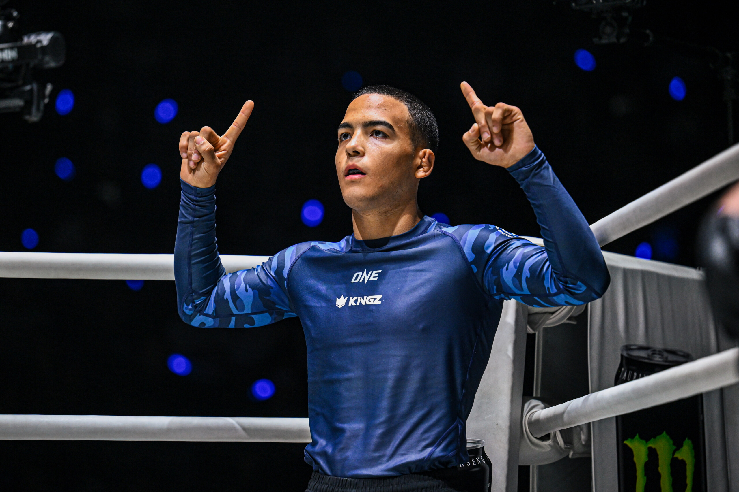 Diogo Reis addresses the crowd before his title match against Daiki Yonekura.
