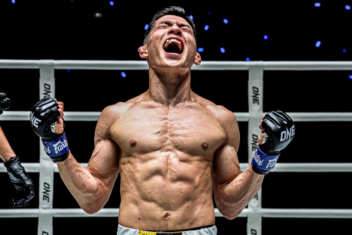 Lee Seung Cheol celebrates after beating Cueng Naibaho