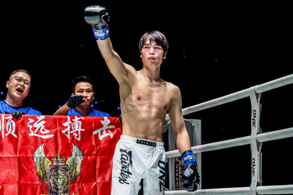 Liu Mengyang strikes a pose before the bout begins