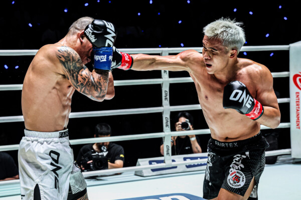 Zhang Peimian punches Thongpoon PK Saenchai in the ring