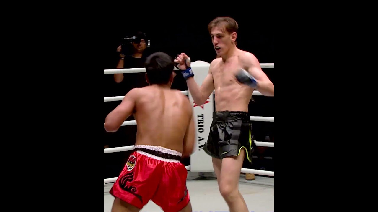 RAZOR CLOSE  Relive the THRILLING brawl between Muangthai and Brice Delval back in 2020!