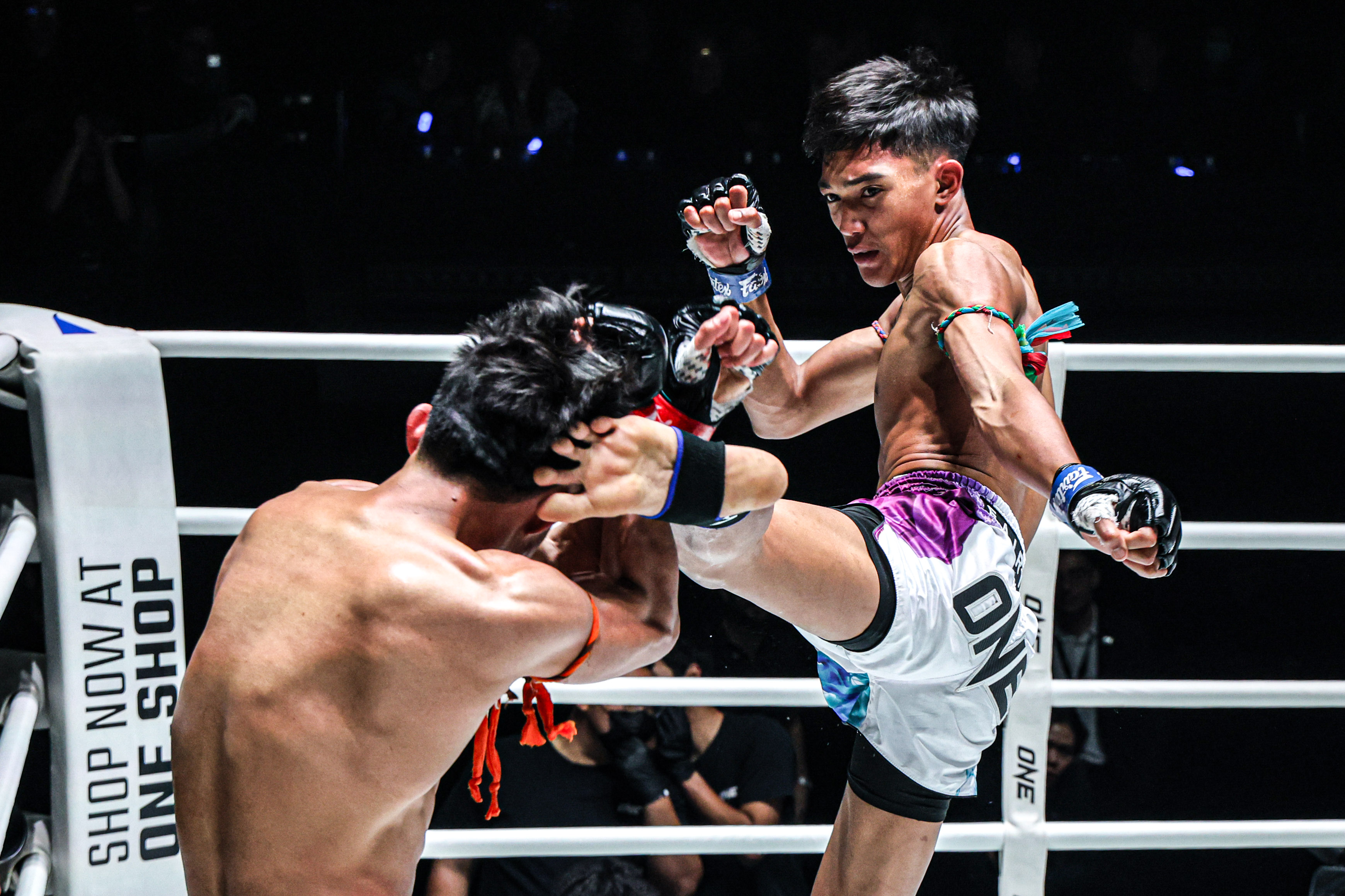 Jaradchai Maxjandee lands a head kick against Sanpet Sor Salacheep at ONE Friday Fights 140.