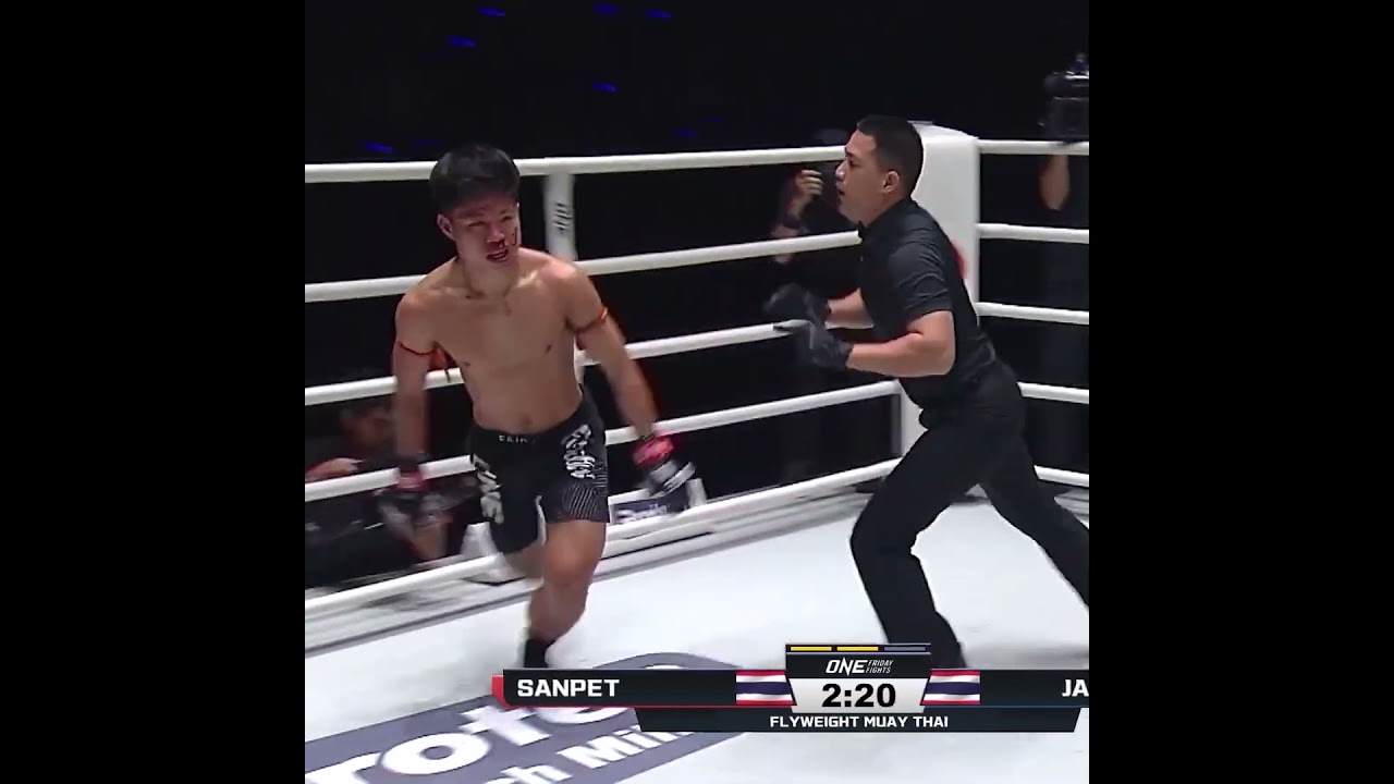 FLYING HIGH  Jaradchai KOs Sanpet with a brilliant jumping knee!